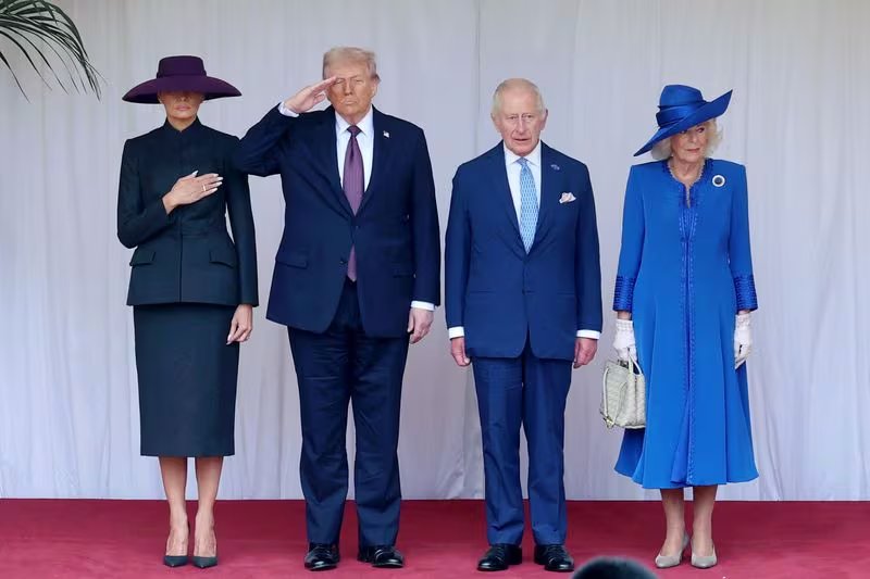 El presidente de los Estados Unidos, Donald Trump, el rey Carlos III, Melania Trump y la reina Camilla durante la ceremonia de bienvenida al presiendete en el castillo de Windsor. (Chris Jackson/Pool via REUTERS)