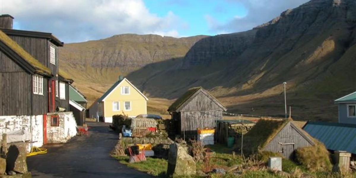 La economía de Gasadalur se apoya en actividades tradicionales de pesca y pastoreo, sostenidas por familias que habitan la zona desde generaciones pasadas (Wikimedia Commons)