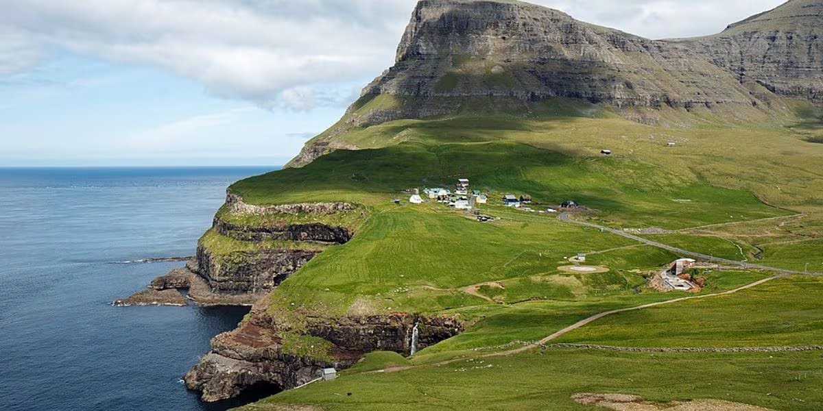 El entorno natural de Gasadalur atrae a observadores de aves y senderistas gracias a la presencia de especies endémicas y rutas panorámicas (Wikimedia Commons)
