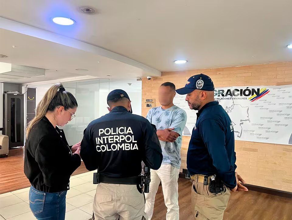 El extranjero fue ubicado por oficiales de Migración Colombia en un hotel del sector de Quinta Paredes tras una alerta en los sistemas de información - crédito Migración Colombia