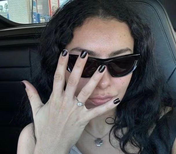 La cantante británica apostó por la autenticidad y la transformación de prendas en su boda (Instagram)