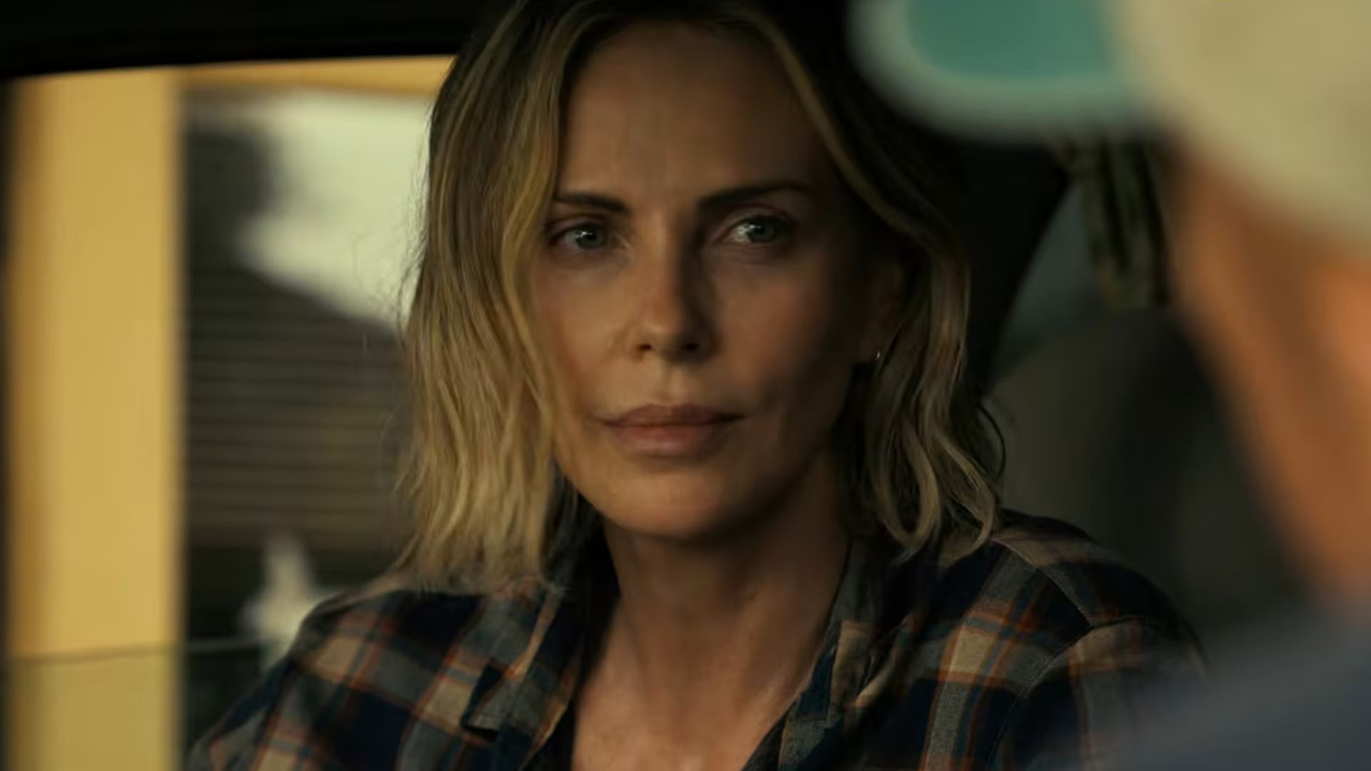 En Apex, Theron interpreta a una mujer que lucha por sobrevivir en la naturaleza australiana. (Captura de tráiler oficial)