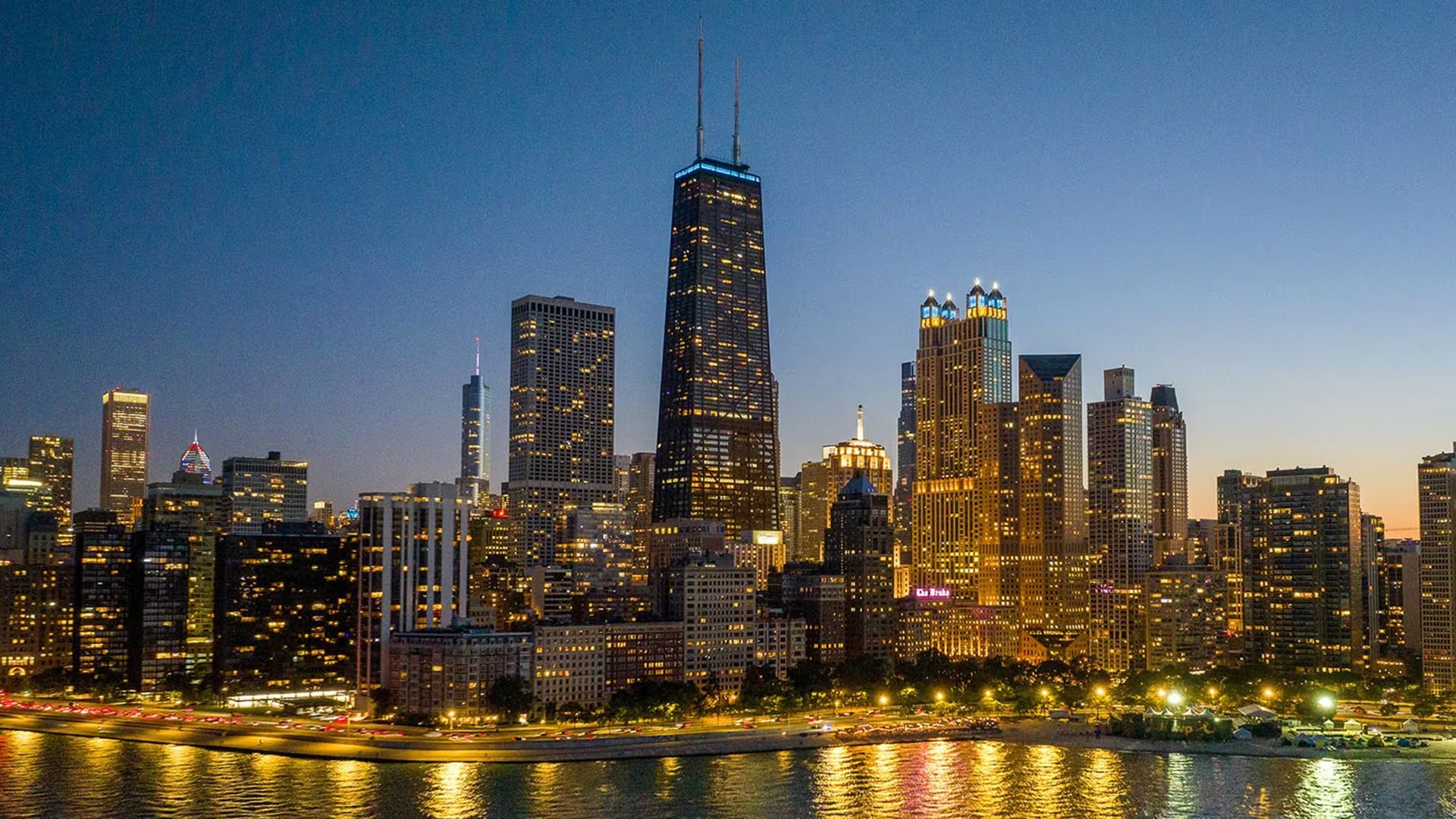 Edificios emblemáticos como Willis Tower, John Hancock Center y Trump International Hotel and Tower forman parte del icónico horizonte nocturno de Chicago