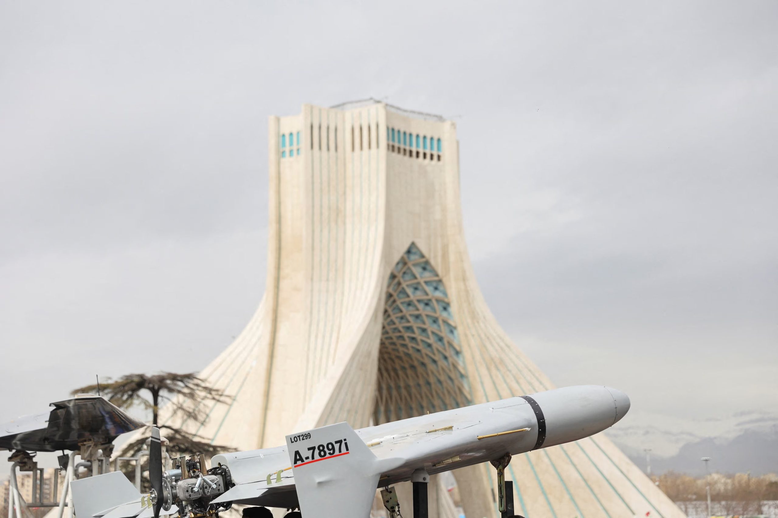 ARCHIVO: Un dron Shahed en exhibición durante el 47.º aniversario de la Revolución Islámica en Teherán, Irán, el 11 de febrero de 2026 (Reuters)