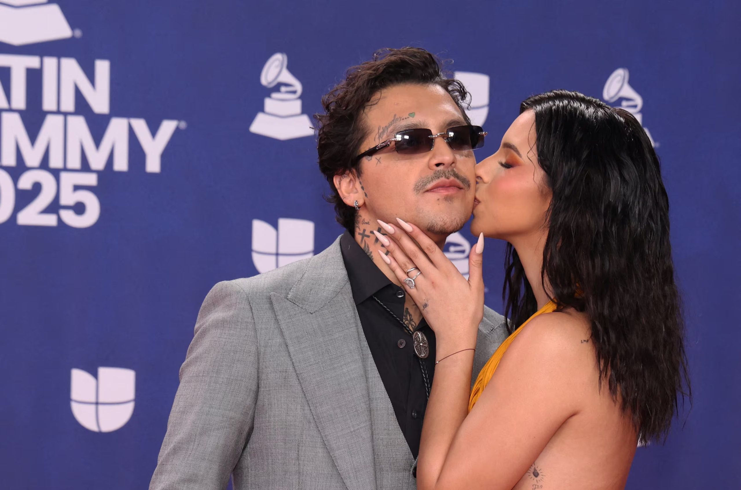 Christian Nodal confesó en una entrevista previa a su concierto en República Dominicana que Ángela Aguilar representa para él un apoyo fundamental y una muestra de amor incondicional. (Captura de pantalla @kunno / @angela<em>aguilar</em>)» class=»aligncenter size-full» src=»https://kchcomunicacion.com/wp-content/uploads/2026/04/Christian-Nodal-revelo-como-Angela-Aguilar-lo-ha-t-1.jpg» style=»width:100%; height:auto; margin-bottom: 20px;»/></p>
<h3>Vida privada y el rechazo a los reality shows</h3>
<p>Durante su estancia en la zona de <strong>La Romana</strong>, la pareja fue vista disfrutando de los atractivos turísticos de la localidad, reafirmando la solidez de su unión. Sin embargo, a pesar de la apertura con la que habló de sus sentimientos, <strong>Christian Nodal</strong> fue tajante al ser cuestionado sobre la posibilidad de participar en un programa de telerrealidad sobre su vida. Su respuesta fue contundente: </p>
<blockquote><p>“Dios guarde ese momento”</p></blockquote>
<p>.</p>
<p>El cantante de regional mexicano explicó que no tiene interés en exponer su cotidianidad ante las cámaras de manera permanente, argumentando que la presión mediática actual ya es suficiente. <em>“Las especulaciones llegan suficientemente lejos como para que conozcan mi vida íntima y privada. Y, de verdad, creo que no soy tan interesante, ¿sabes?”</em>, puntualizó con sinceridad.</p>
<h3>Anécdotas cotidianas en pareja</h3>
<p>Lejos de la imagen de superestrella, <strong>Nodal</strong> describió cómo es su convivencia diaria junto a su esposa, destacando momentos de ocio sencillos que comparten, como navegar por redes sociales. Al respecto, relató entre risas:</p>
<blockquote><p>“Estoy con mi esposa viendo TikToks, ¿no? Y lo vemos juntos en su celular y está viendo… vemos videos que nos entretienen. Y yo siempre me quedo en los comerciales y le regaño porque le pasa. No, yo: ‘No, espérate, ¿pero qué es eso?’ Yo me engancho con todo lo que sea. Siento como que soy muy básico. No, no podría dar un buen contenido”</p></blockquote>
<p><img decoding=