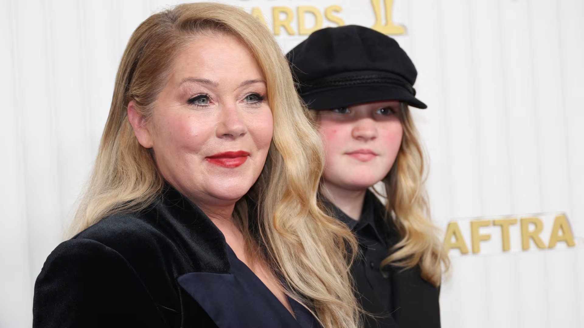 Applegate reconoció en entrevistas recientes que su dolor crónico la obliga a permanecer en cama la mayor parte del tiempo, aunque mantiene su rol de madre (REUTERS)