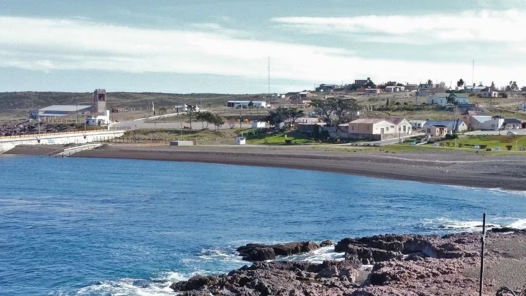 Este hallazgo constituye la evidencia más antigua conocida de personas viviendo en la costa atlántica de la Patagonia, redefiniendo la cronología regional (@chubutpatagonia)