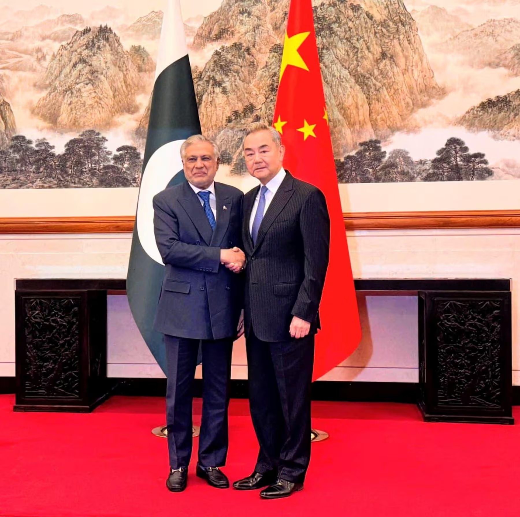 El viceprimer ministro y ministro de Asuntos Exteriores de Pakistán, el senador Mohammad Ishaq Dar, se reúne con el ministro de Asuntos Exteriores de China, Wang Yi, en la residencia estatal Diaoyutai en Pekín, China, el 31 de marzo de 2026. Departamento de Información de Prensa (PID)/Imagen cedida a través de REUTERS