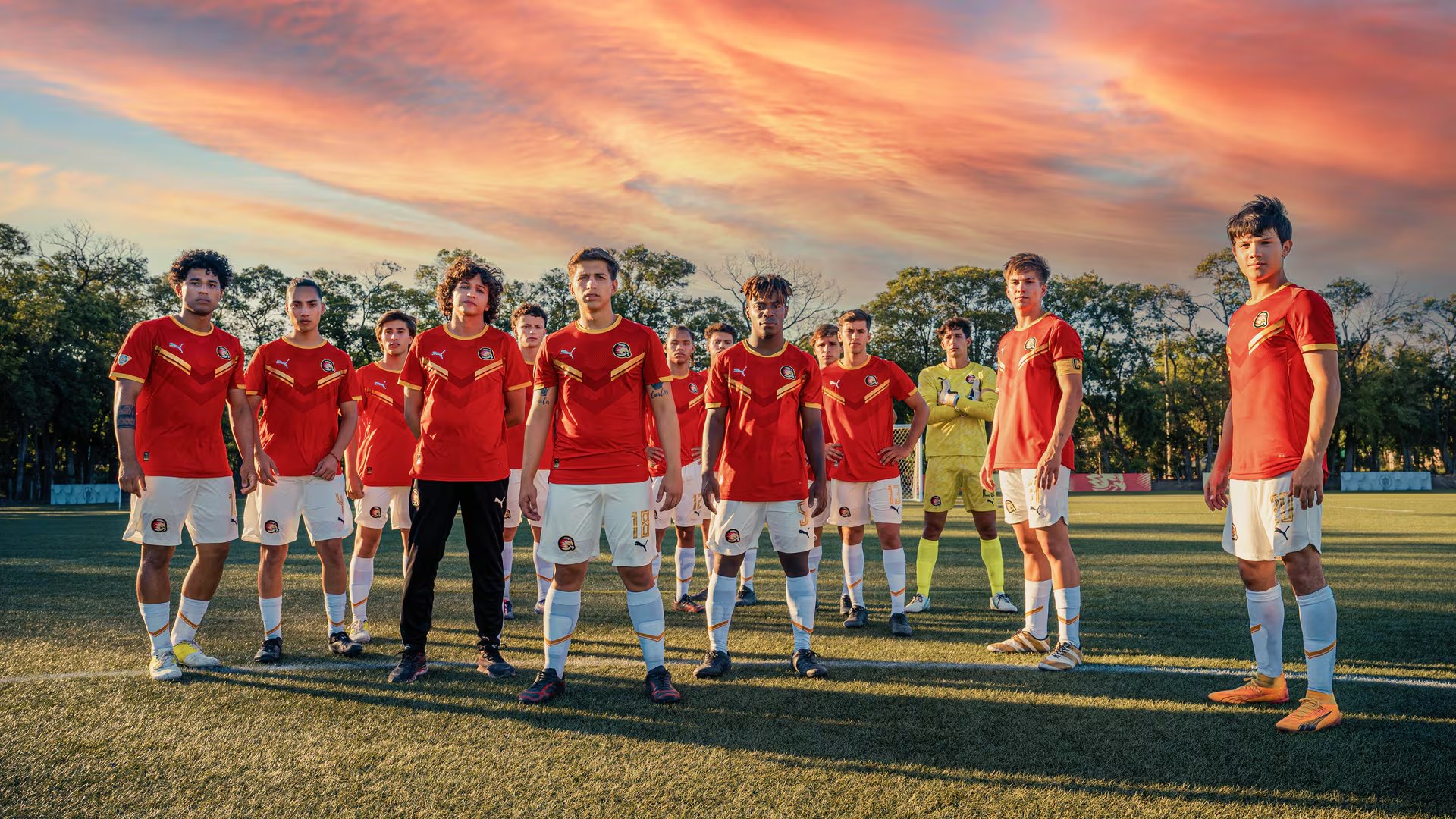 La serie mantiene la narrativa futbolística y de camaradería, sumando nuevos talentos y figuras conocidas del elenco juvenil. (Disney+)