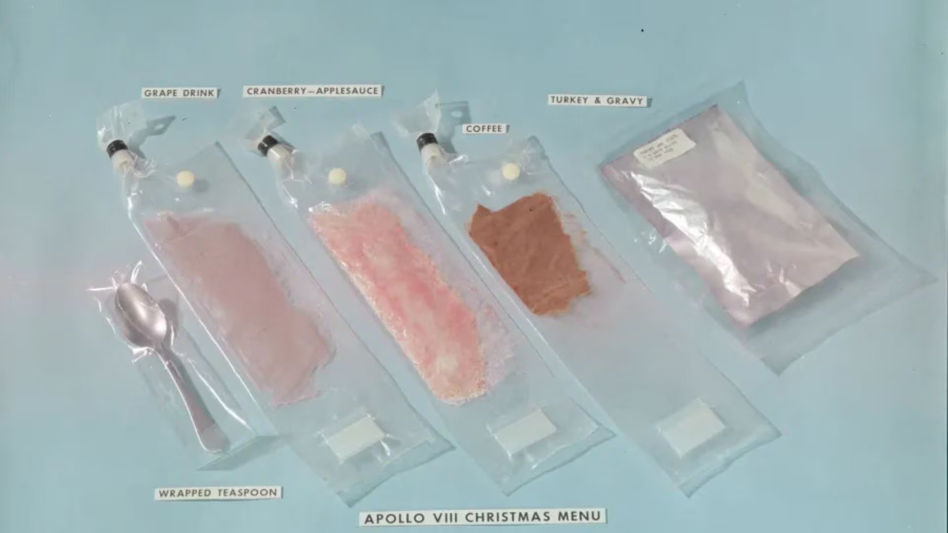 El menú navideño del Apolo 8 incluía bebida de uva deshidratada, puré de arándanos y manzana, café, y un paquete húmedo con pavo y salsa, mostrando la innovación en la comida espacial (Centro de Sistemas para Soldados de Natick, EE. UU, publicado en NASA)