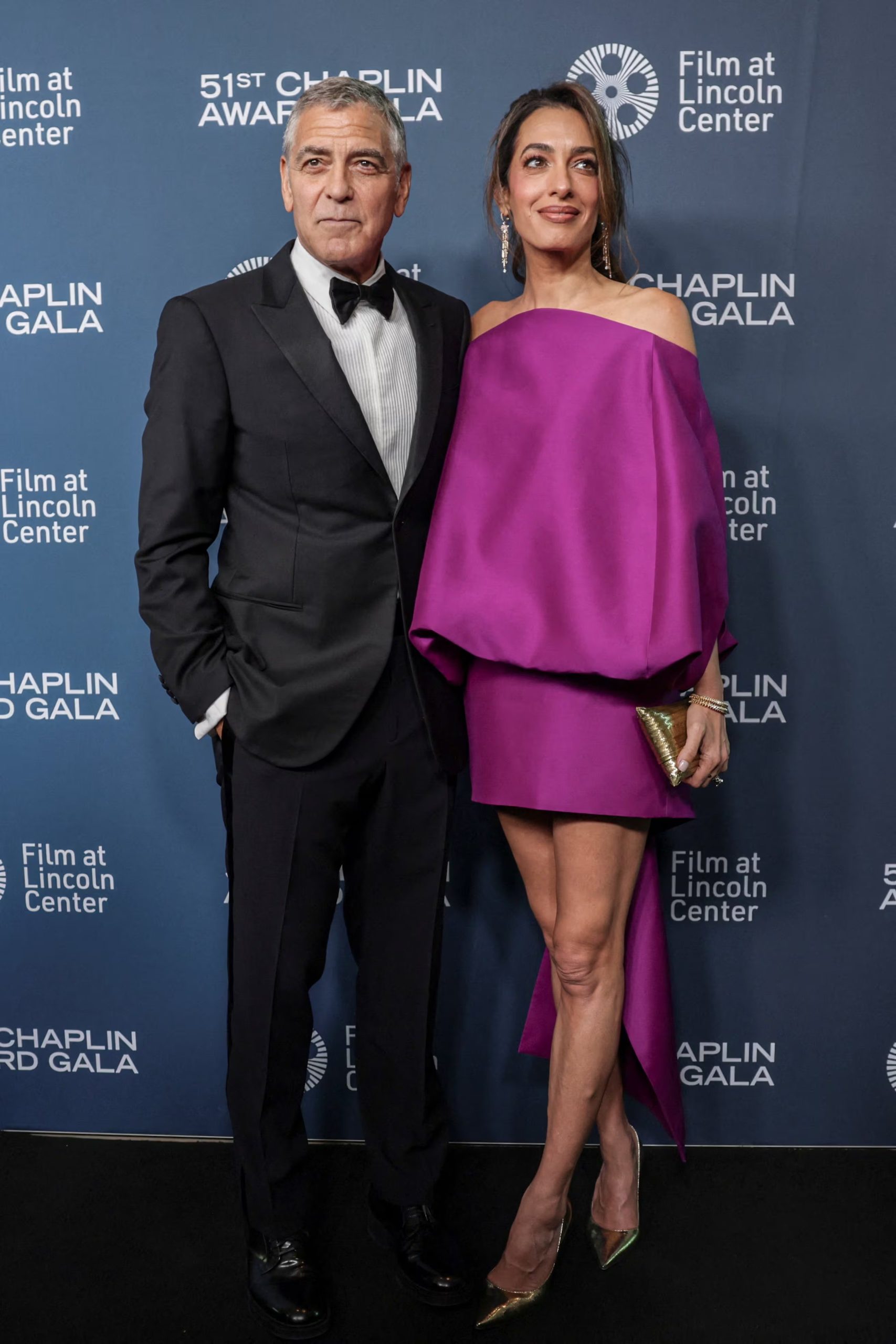 La apuesta de Amal Clooney por accesorios metálicos resalta la sofisticación de su look en Nueva York (REUTERS/Jeenah Moon)