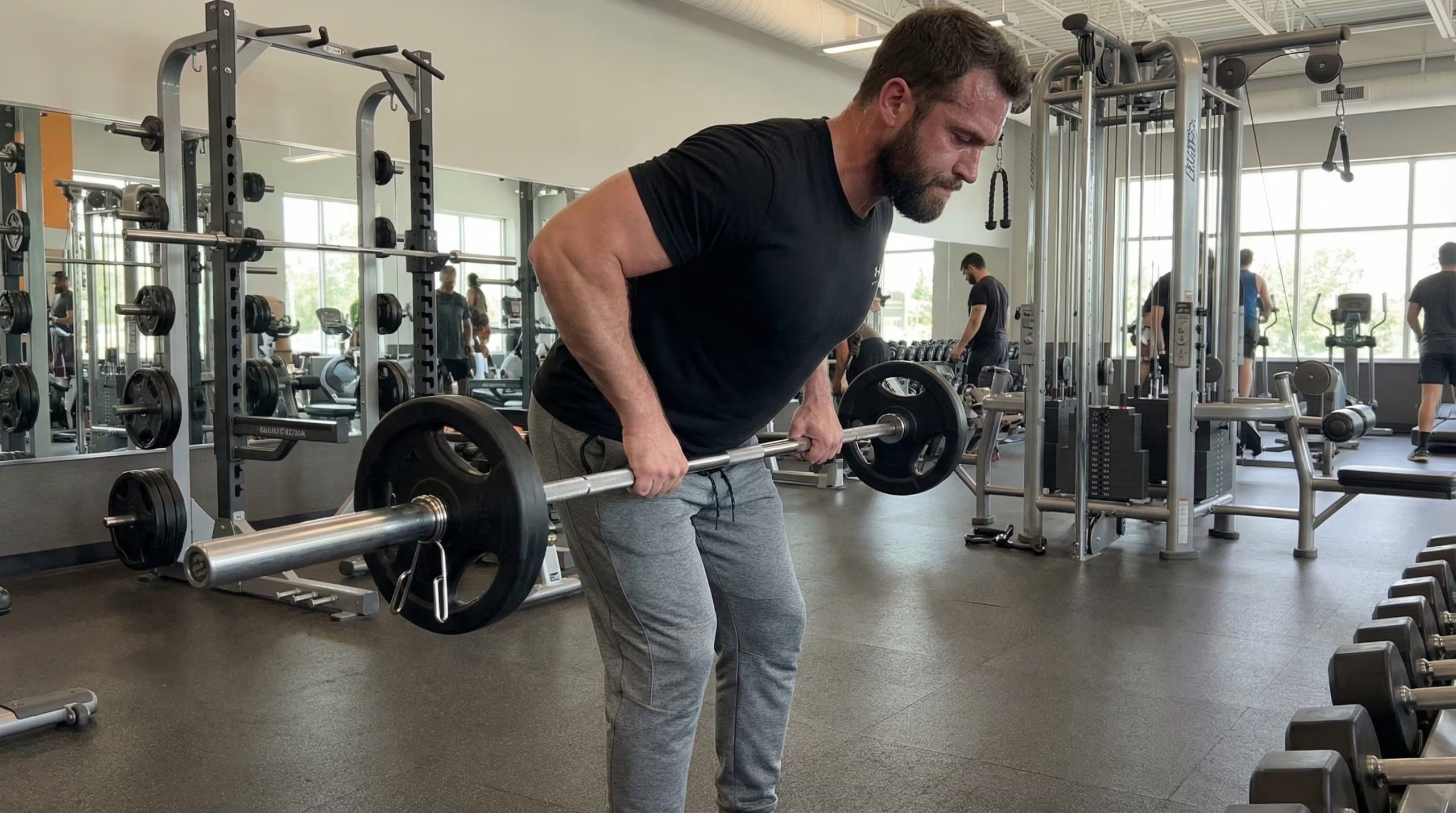 En ejercicios compuestos como remo con barra, el agarre pronado fortalece los músculos dorsales mientras que el supinado involucra más a los bíceps (Imagen Ilustrativa Infobae)