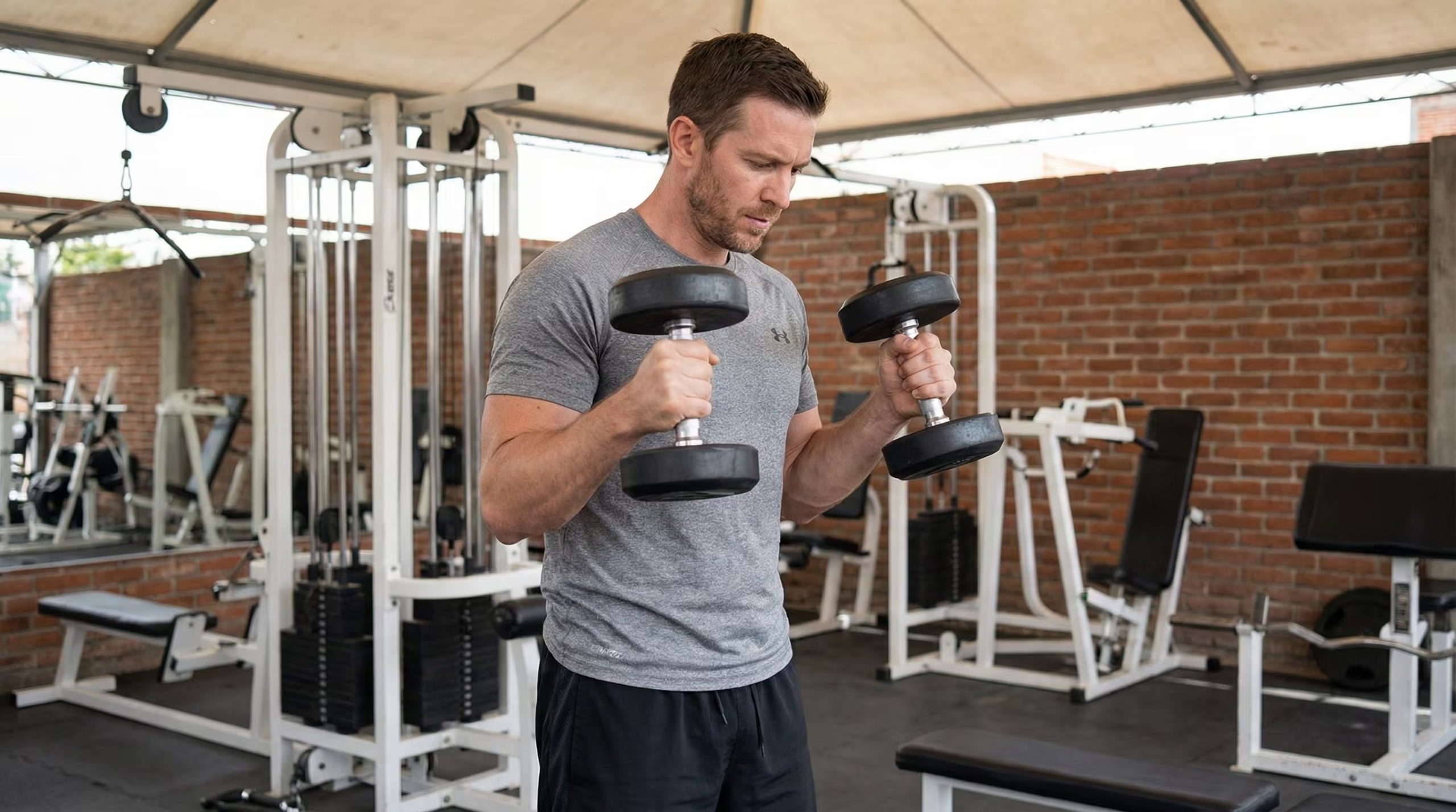 Incorporar el curl de martillo puede ayudar a diversificar el estímulo muscular cuando el curl tradicional deja de generar progresos (Imagen Ilustrativa Infobae)