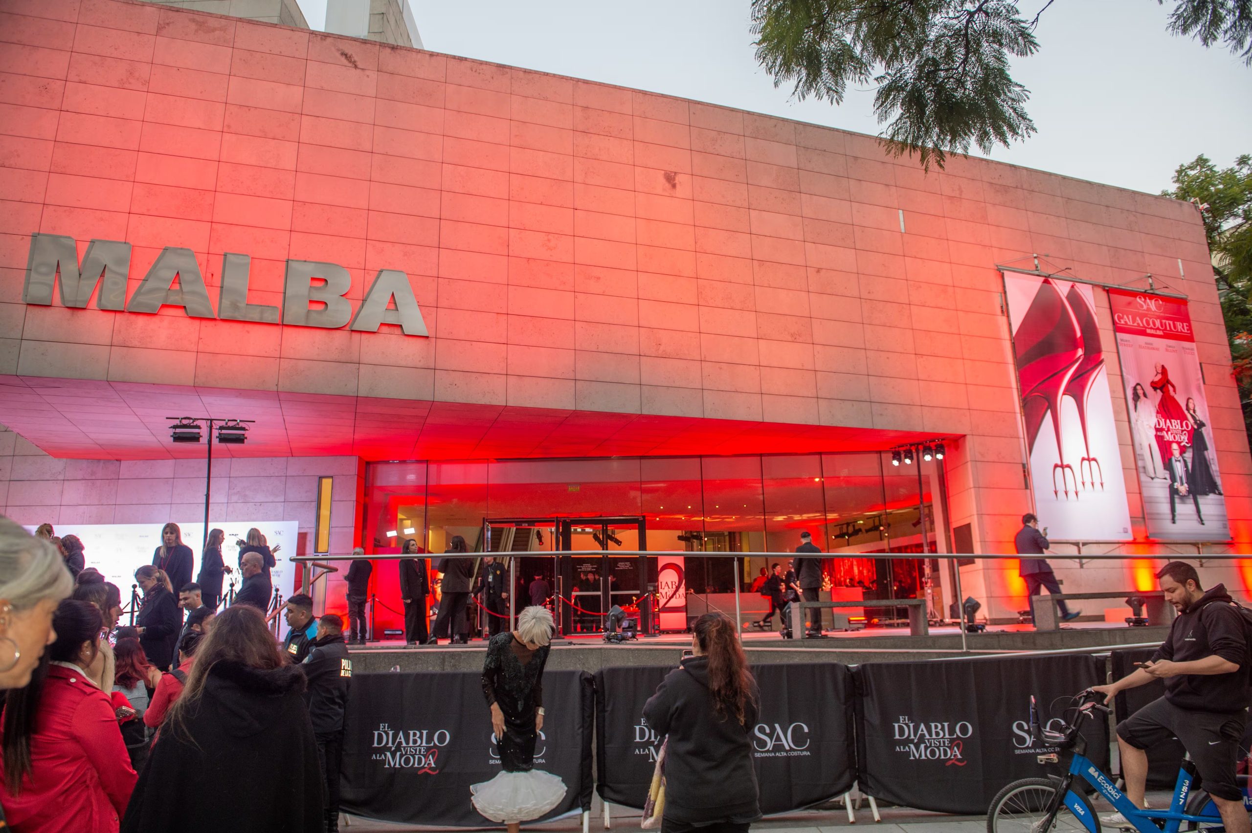 El Malba, transformado en escenario multisensorial, fue epicentro de la alta costura y la cultura