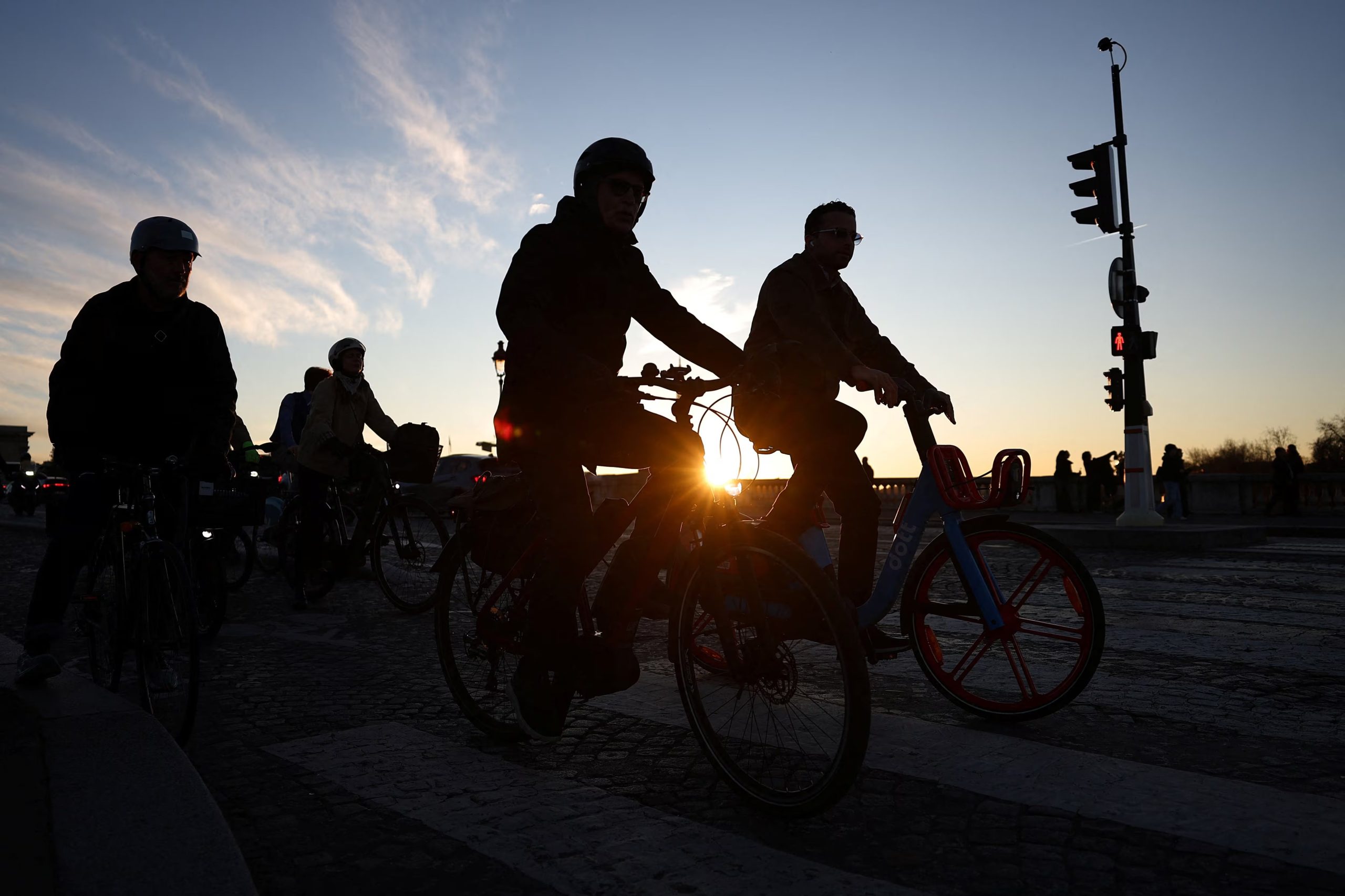 Las nuevas redes de vías exclusivas para ciclistas y políticas urbanas reforzaron la seguridad vial y redujeron la mortalidad en París, Londres, Nueva York y Berlín (REUTERS/Abdul Saboor)