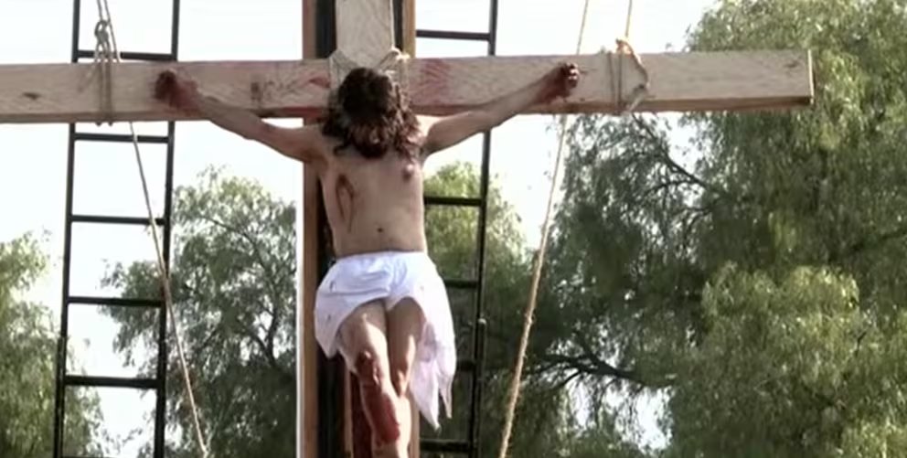 En México, este evento escenificado por feligreses.
(Captura de pantalla)