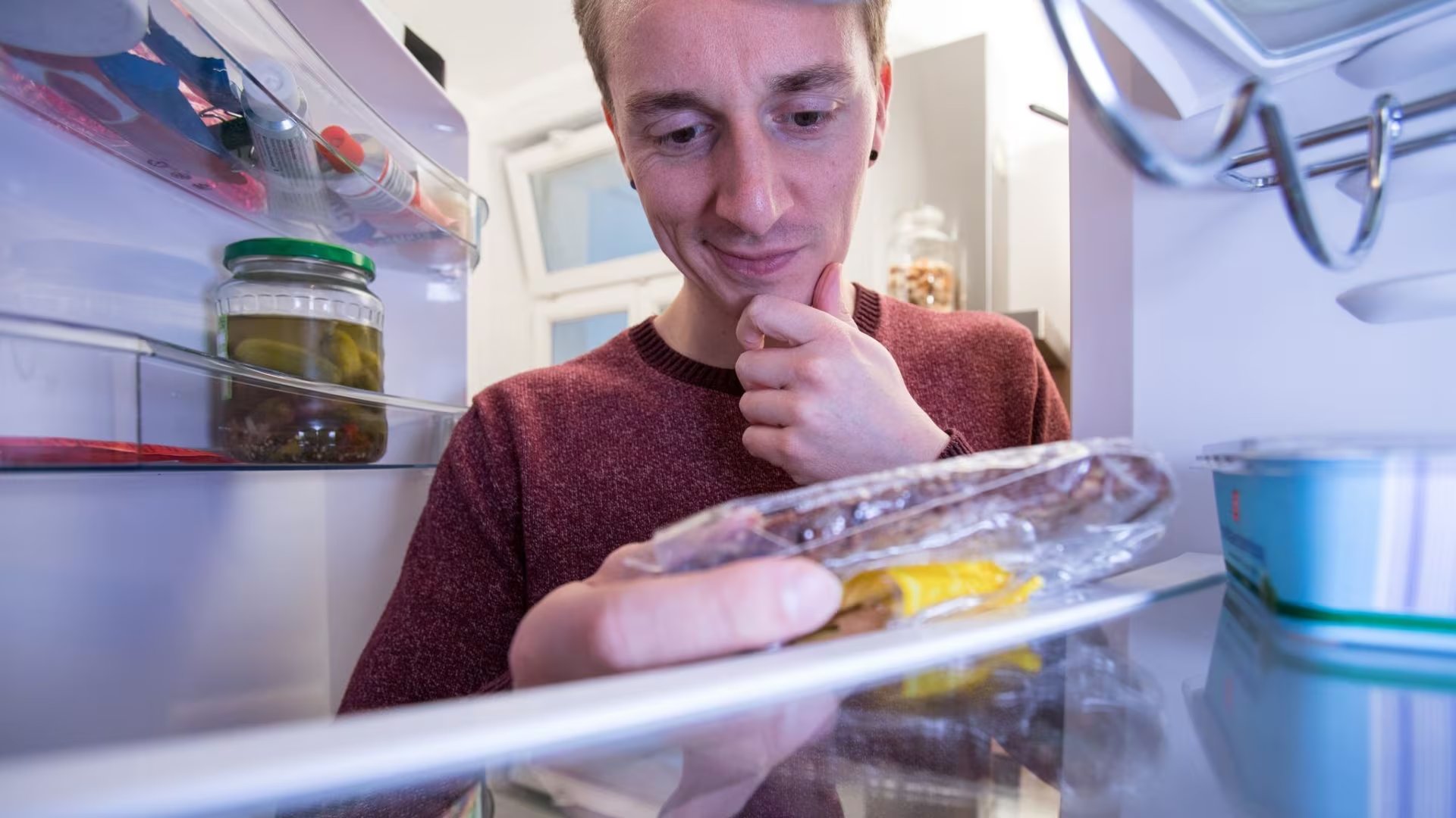 Almacenar alimentos en las condiciones de temperatura y tiempo recomendadas es fundamental: romper la cadena de frío o recongelar productos puede aumentar el peligro de proliferación bacteriana, según especialistas en seguridad alimentaria (Christin Klose/dpa)