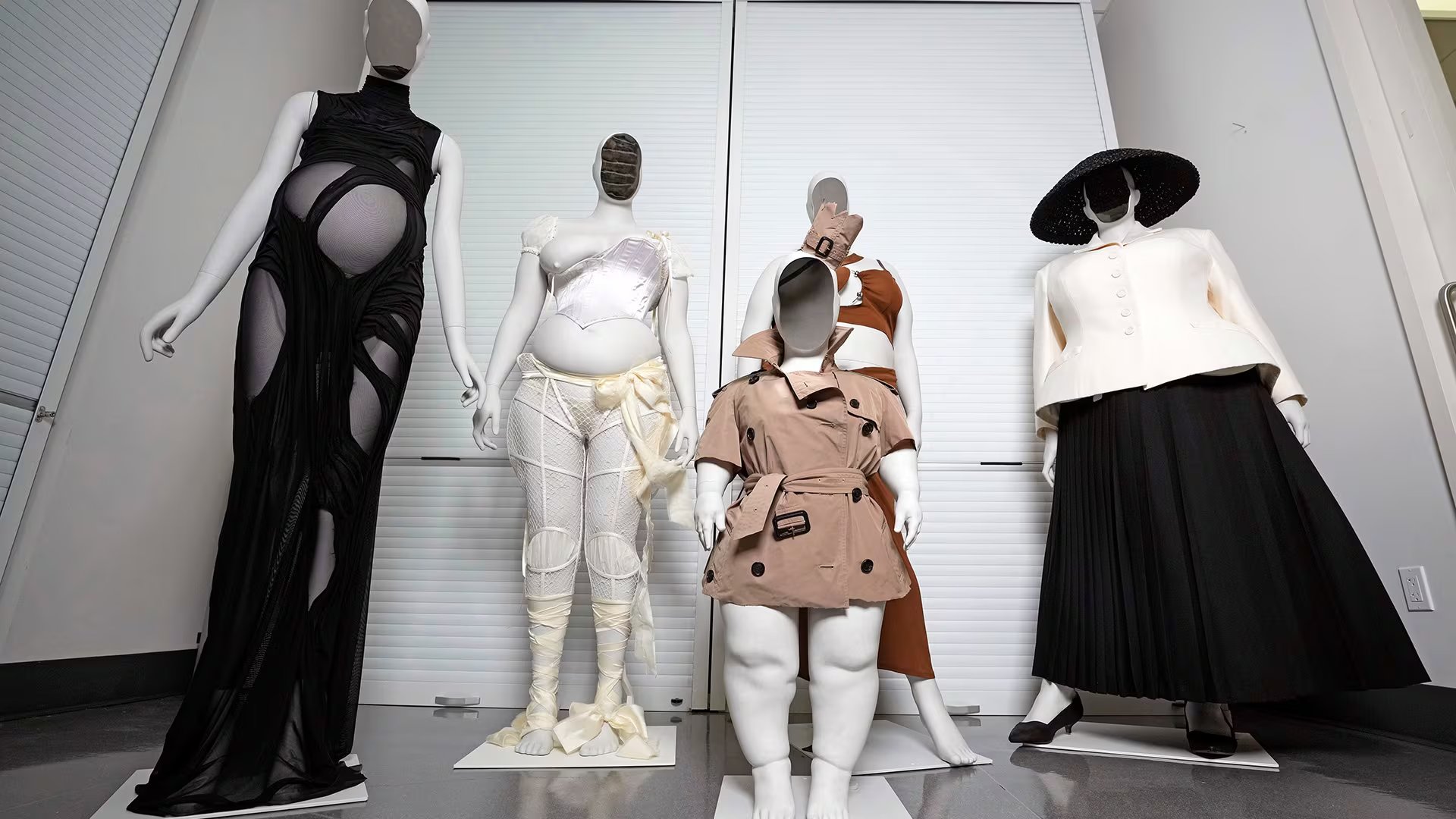 La exposición “Arte del Traje” presenta cerca de 400 piezas históricas, invitando a los presentes a reflexionar sobre la evolución del cuerpo vestido en la cultura y el arte (Photo by Charles Sykes/Invision/AP)