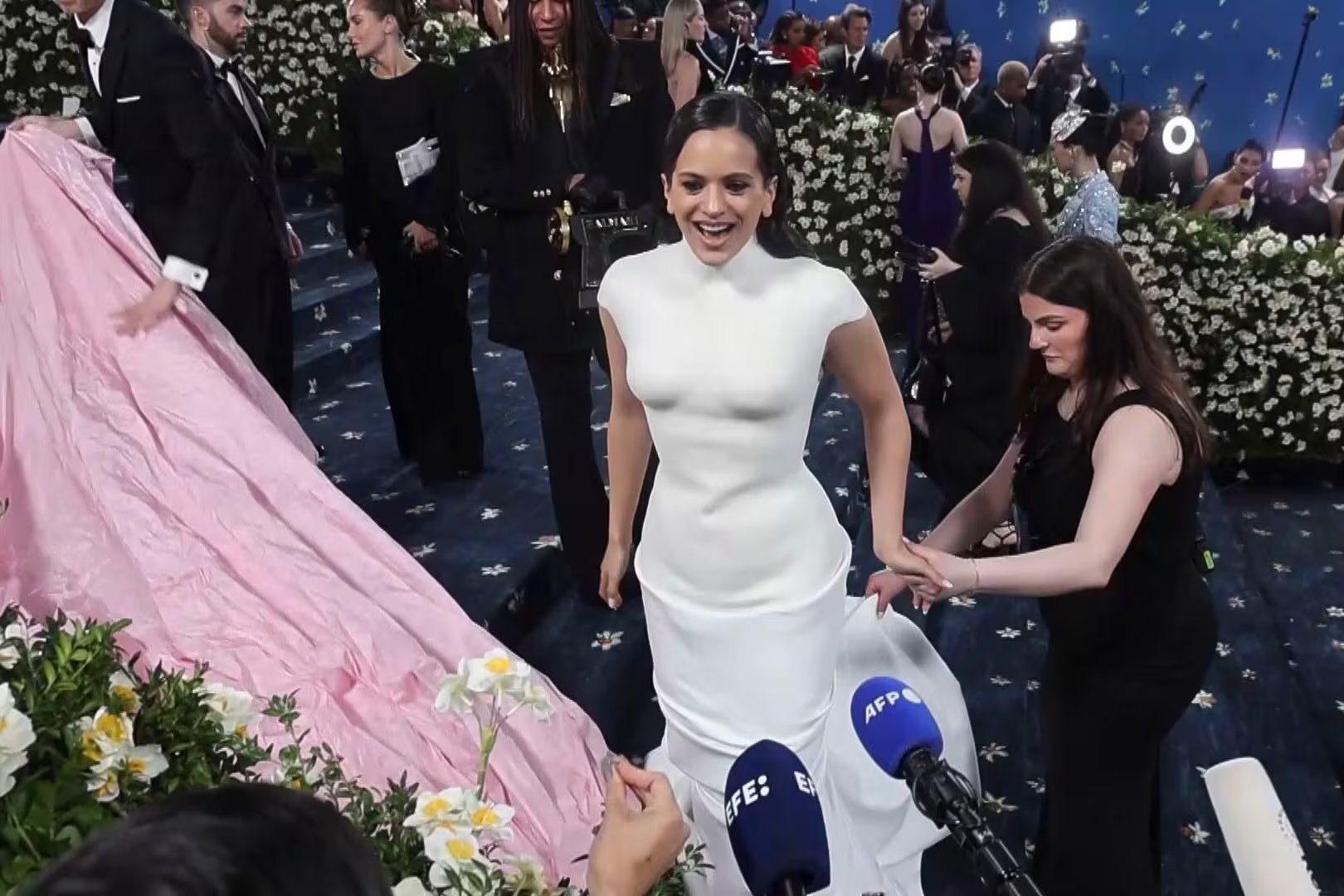 La cantante Rosalía en la icónica escalinata del Museo Metropolitano de Nueva York, durante la Met Gala (EFE/ Octavio Guzmán)
