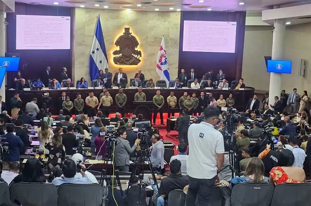 El proceso legislativo provocó protestas por parte de la bancada de Libre y acusaciones cruzadas entre partidos, intensificando la polarización política en Honduras. (Foto: Cortesía)