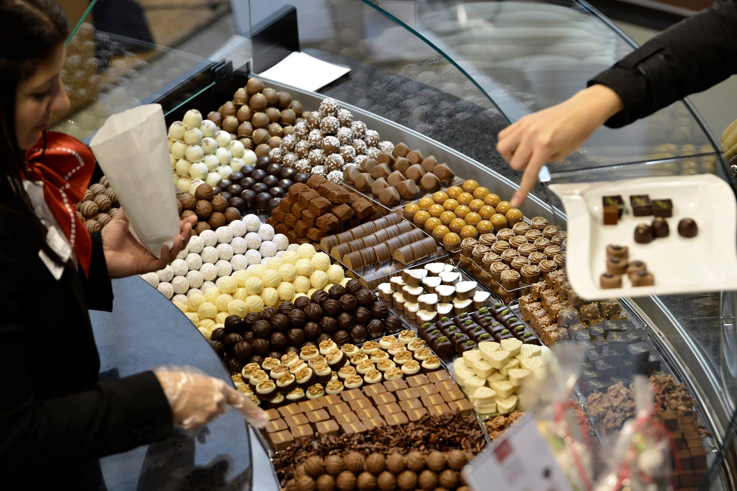 Investigaciones científicas demuestran que la estandarización de la fermentación con comunidades microbianas permite perfiles sensoriales premium en chocolates
 (Martial Trezzini/Keystone via AP)