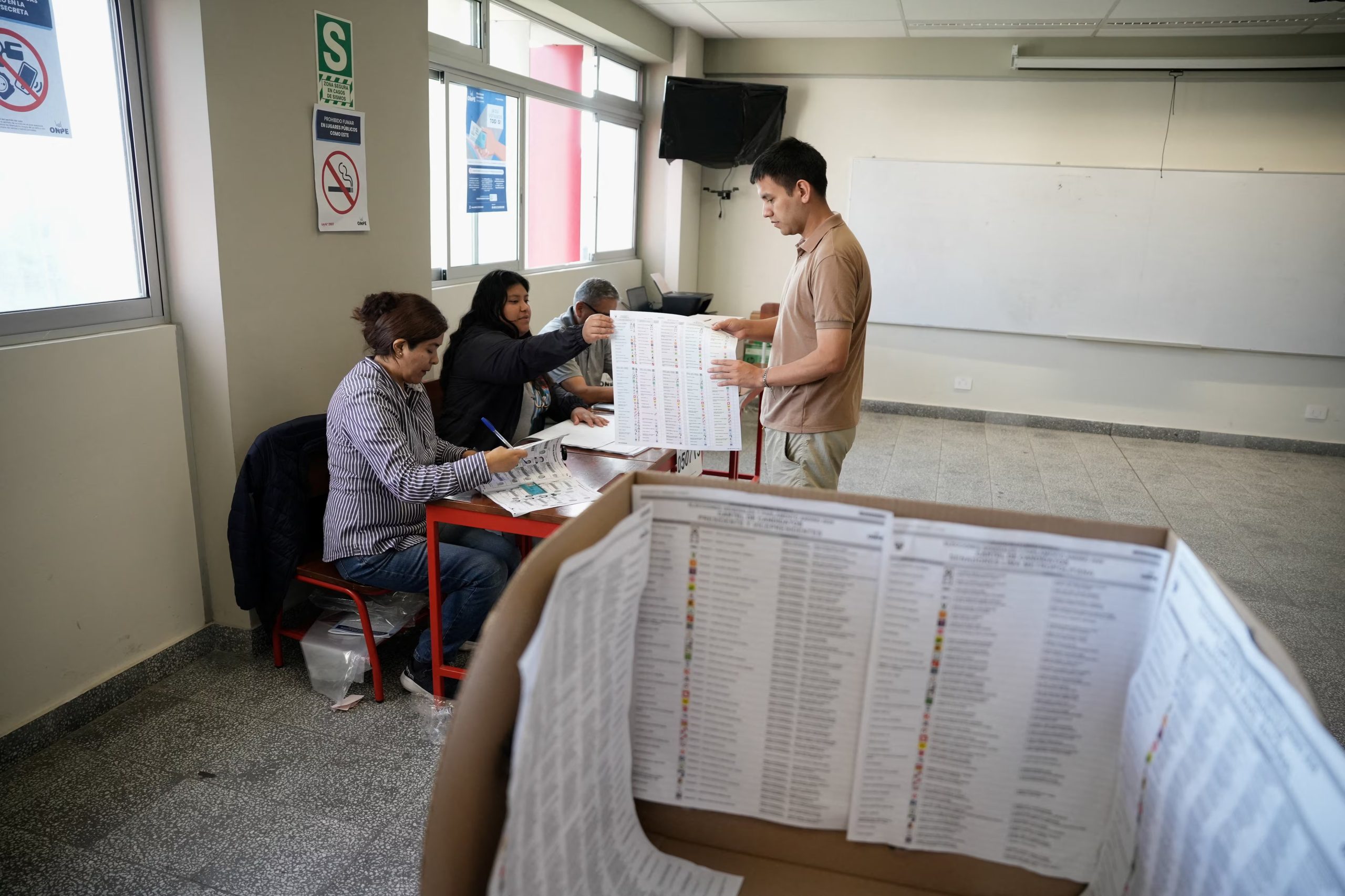 Más de 52 mil ciudadanosno pudieron votar el 12 de abril: el dato que marcó el quiebre del proceso. REUTERS/Angela Ponce