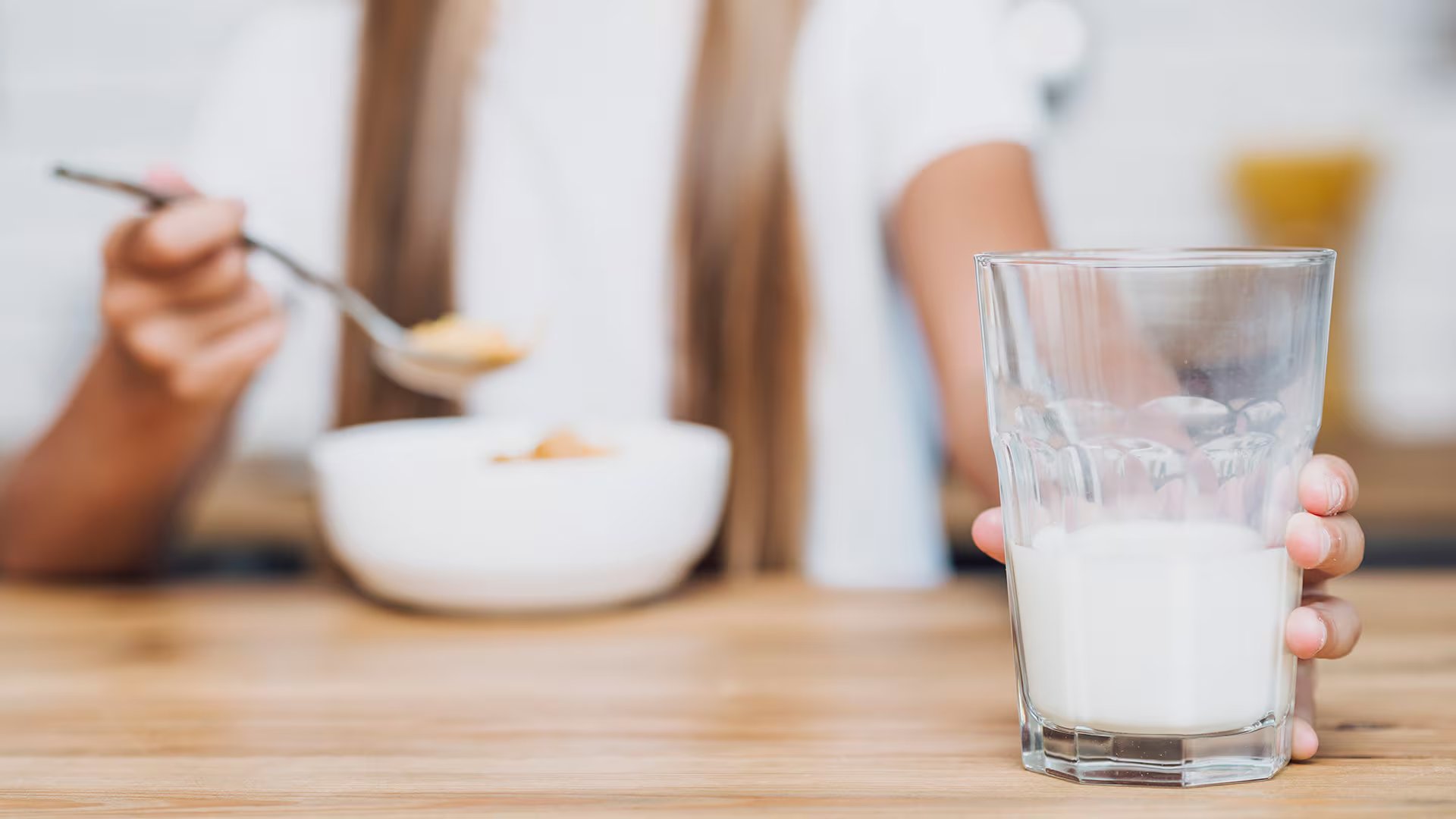 Existen diferencias nutricionales importantes entre el kéfir de leche, rico en calcio y péptidos bioactivos, y el kéfir de agua, apto para intolerantes a la lactosa (Freepik)