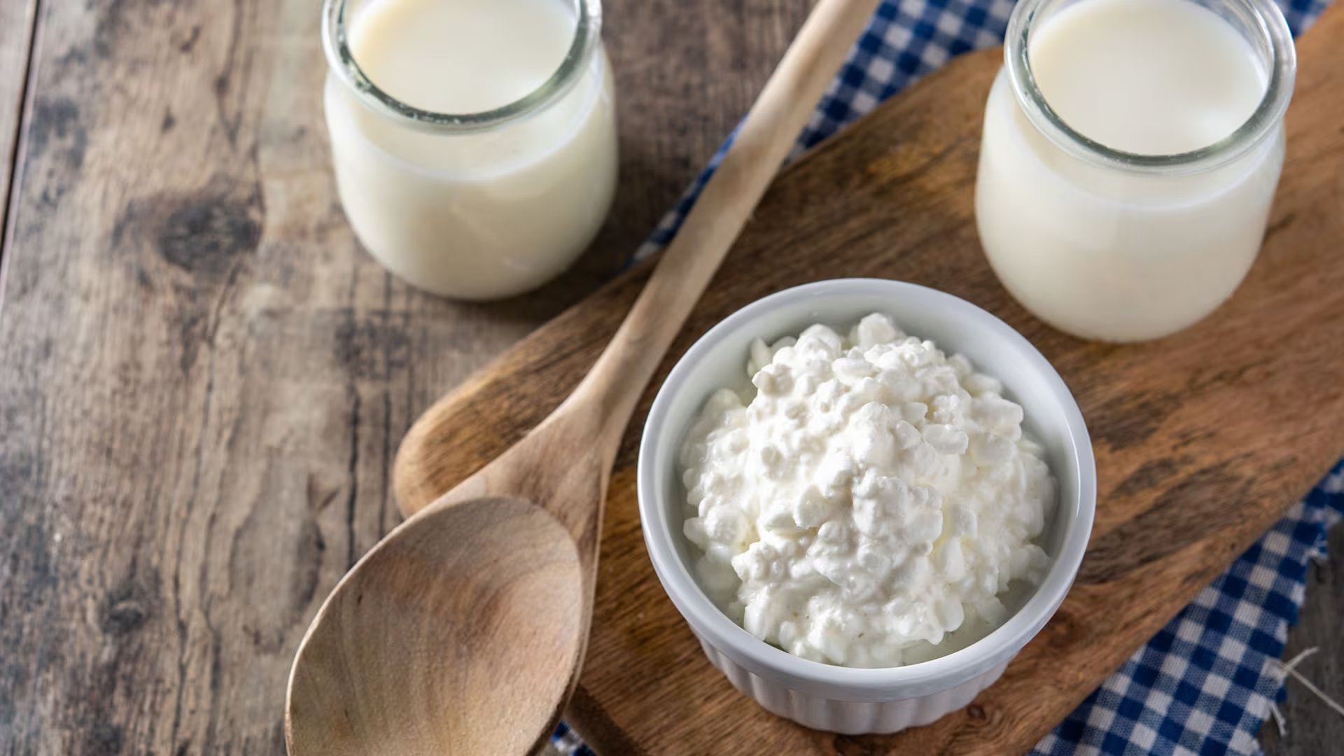 Expertos recomiendan alimentos fermentados con cultivos vivos y refrigerados, como yogur y kéfir, en lugar de productos ultraprocesados para obtener beneficios