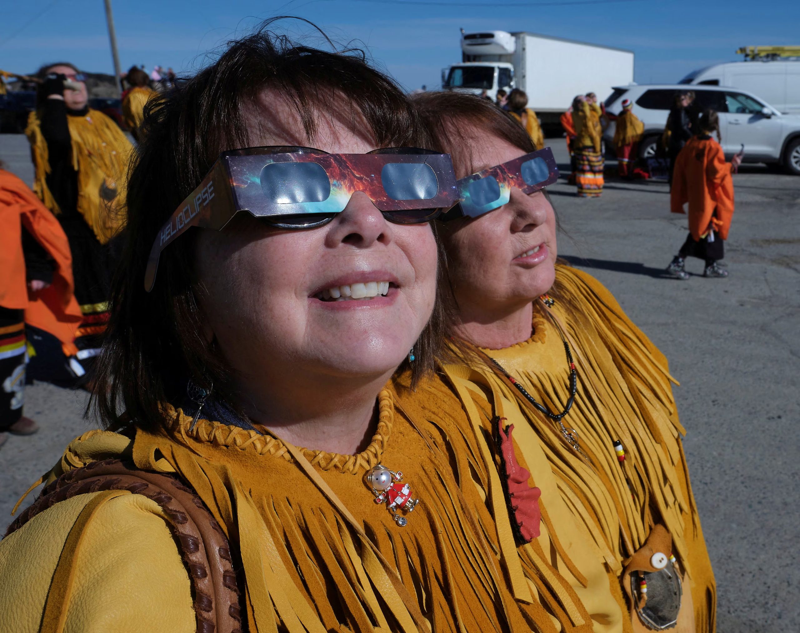 El uso de gafas homologadas será imprescindible en todas las fases del eclipse, salvo durante la totalidad cuando el Sol esté completamente cubierto
- REUTERS/Greg Locke