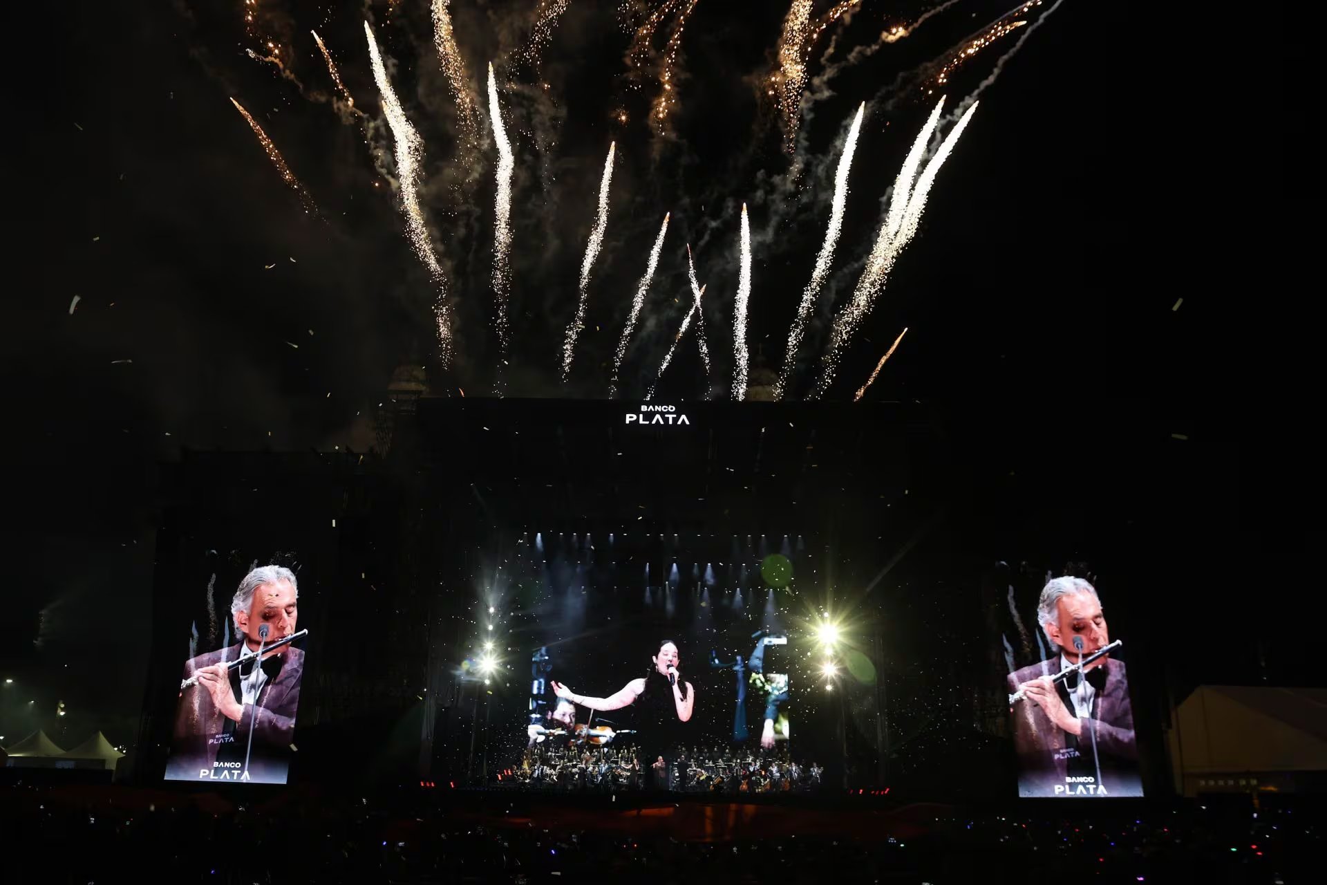 CIUDAD DE MÉXICO, 18ABRIL2026.- El tenor italiano Andrea Bocelli estuvo acompañado del grupo los Ángeles Azules y la cantante Ximena Sariñana durante el concierto gratuito en el Zócalo capitalino. 

FOTO: GALO CAÑAS/CUARTOSCURO.COM