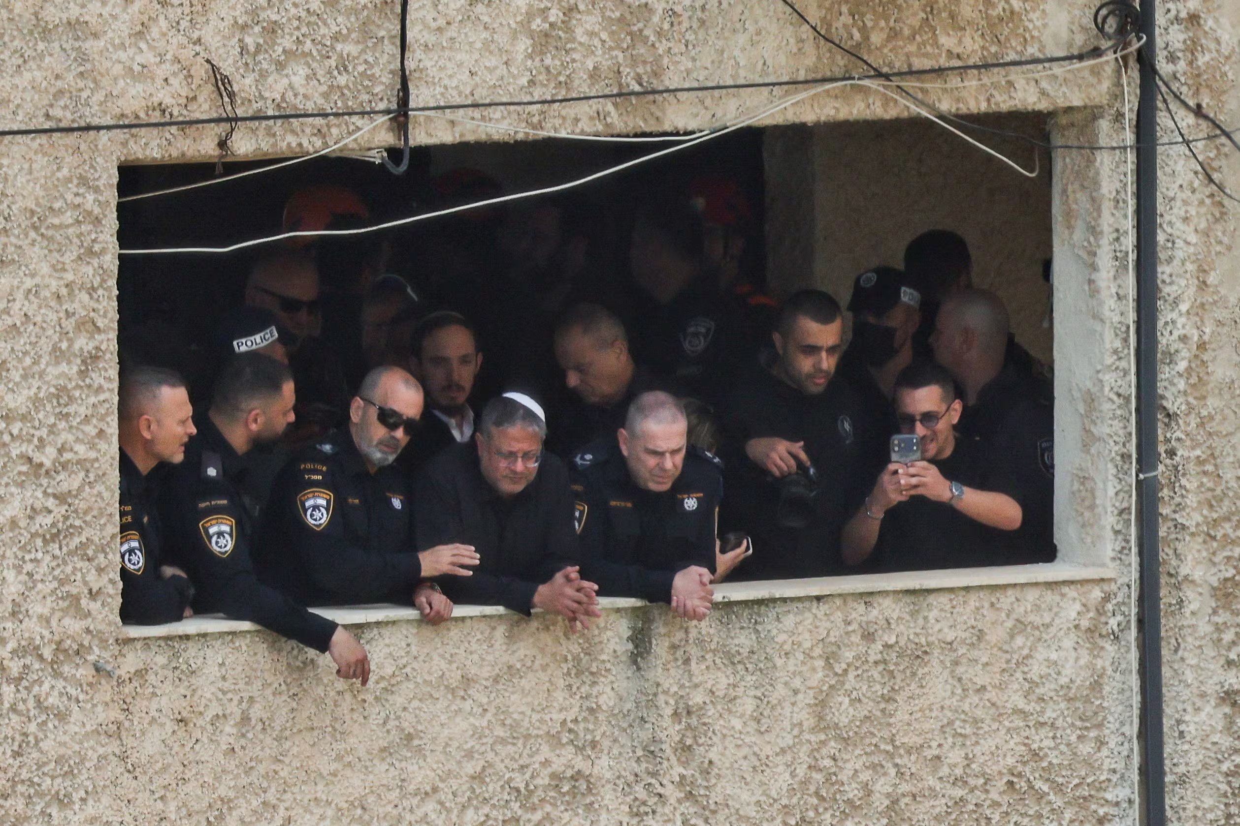 El ministro de Seguridad Nacional israelí, Itamar Ben-Gvir, visita el sitio del impacto en Haifa. Cuatro personas murieron tras quedar atrapadas bajo los escombros; ninguna se encontraba en el refugio antiaéreo del edificio al momento del ataque. (REUTERS/Shir Torem)