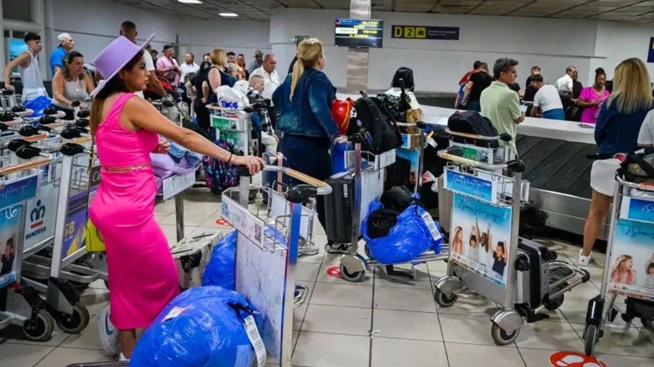 La nueva normativa amplía las facultades de la Aduana cubana para inspección, retención y confiscación de equipajes, paquetes y mercancías que llegan desde el exterior (AFP)