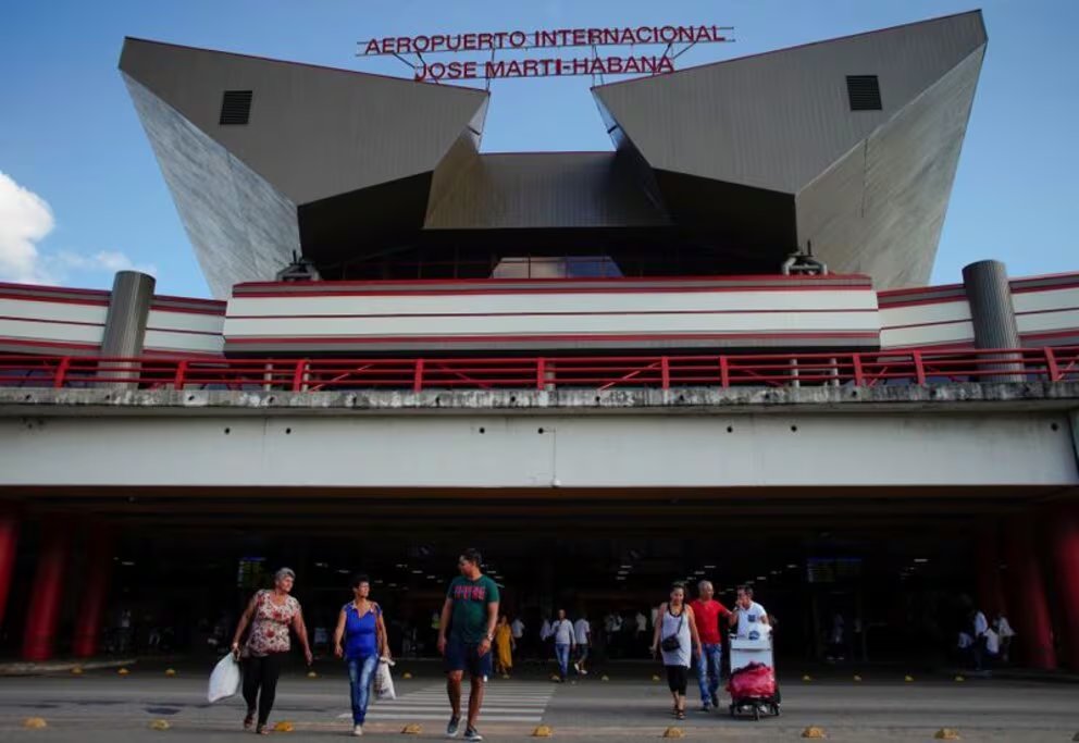 Queda prohibida la importación de bienes para terceros fuera del equipaje personal, afectando el trabajo informal de las 'mulas' en la isla y limitando el abastecimiento familiar (Reuters)
