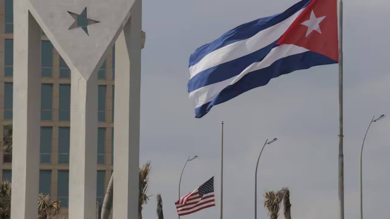 La ley introduce controles aduaneros más estrictos en aeropuertos y puertos de Cuba, obligando al uso de perros detectores, videovigilancia y sanciones elevadas por infracciones (AP)