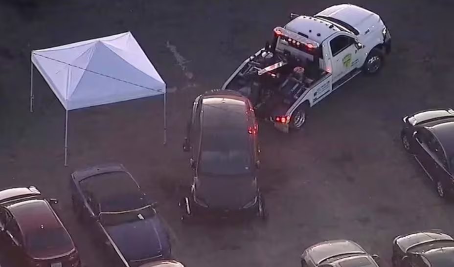 El cuerpo de la víctima fue encontrado en avanzado estado de descomposición dentro de bolsas en un maletero de Tesla en Hollywood, según el LAPD (Captura de pantalla/KABC)