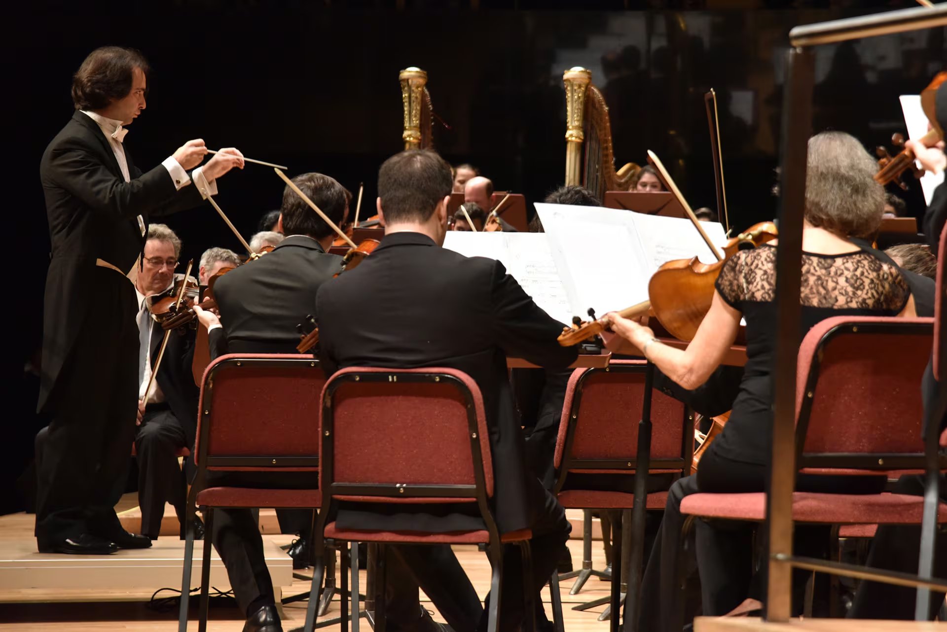Pablo Boggiano está al frente de la Orquesta de Música Nacional Juan de Dios Filiberto en el concierto del Palacio Libertad