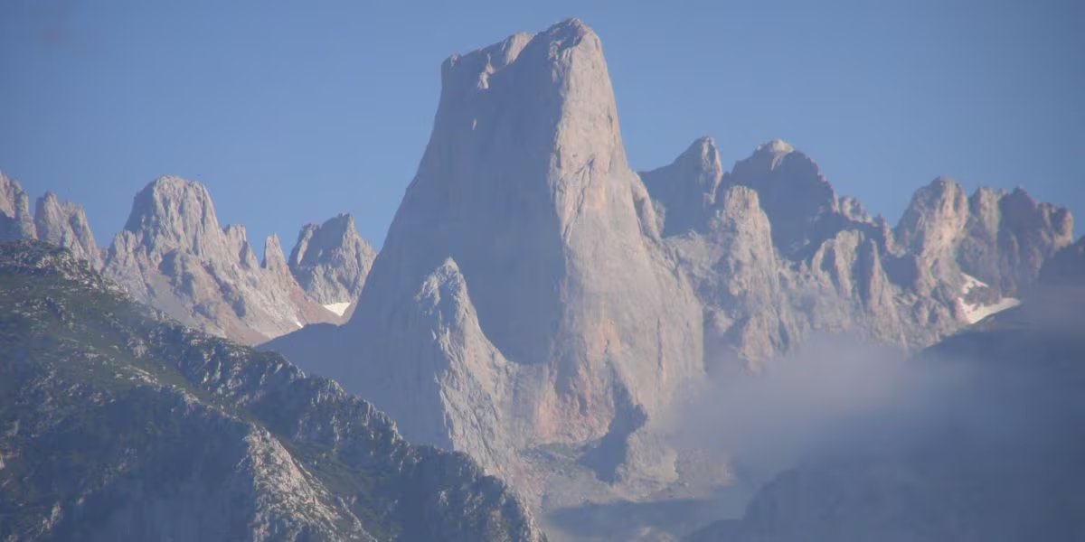 El Parque Nacional Picos de Europa ofrece paisajes alpinos, rutas de senderismo como la Ruta del Cares y pueblos de montaña ancestrales (Wikimedia Commons)