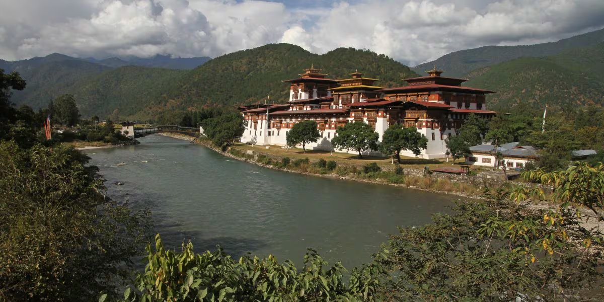El monasterio Chimi Lhakhang y los templos budistas del Valle de Punakha aportan un profundo valor espiritual y cultural a la región (Wikimedia Commons)