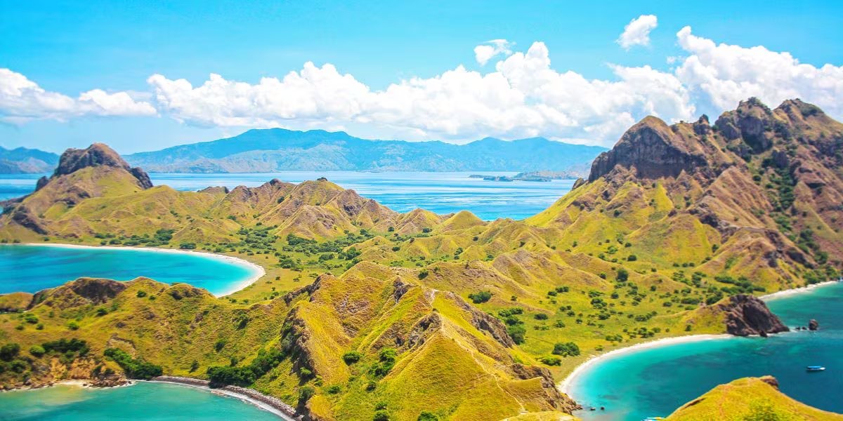 La Isla Padar destaca por sus playas de arenas multicolores, vistas panorámicas y la presencia de dragones de Komodo (Wikimedia Commons)
