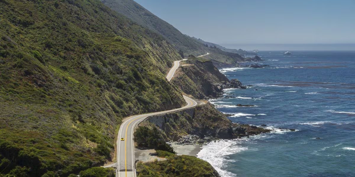 Big Sur, en la costa de California, integra acantilados, bosques de secuoyas y avistamiento de ballenas en uno de los paisajes más espectaculares del Pacífico (Wikimedia Commons)