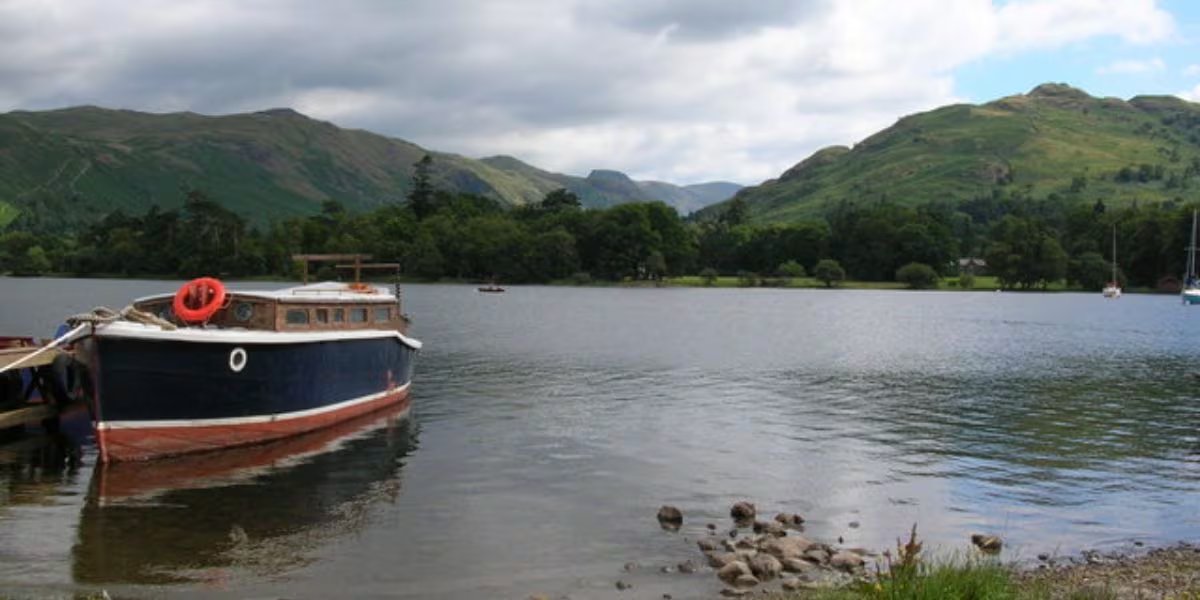 Ullswater, el segundo lago más grande del Reino Unido, es famoso por sus rutas de senderismo y paisajes que inspiraron a poetas y artistas (Wikimedia Commons)