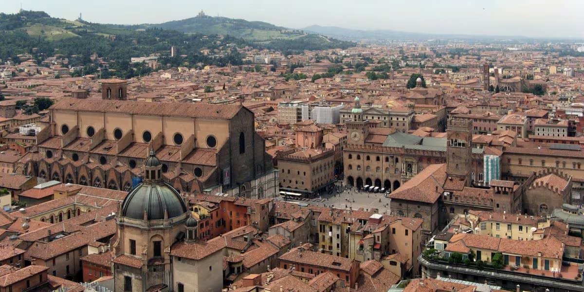 El casco histórico de Bolonia conserva pórticos medievales, mercados tradicionales y arquitectura de terracota en un ambiente auténtico y protegido (Wikimedia Commons)
