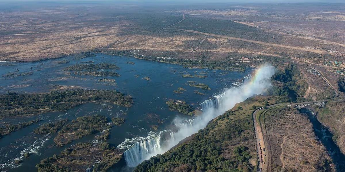 El Parque Nacional Victoria Falls alberga una gran diversidad de fauna y la experiencia única de contemplar millones de litros de agua en caída (Wikimedia Commons)