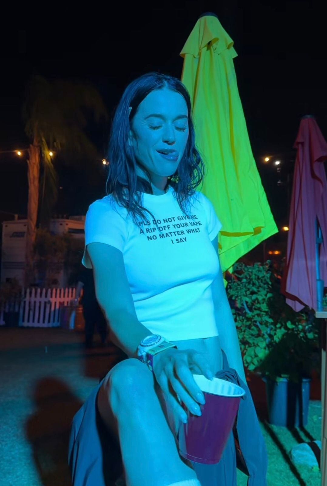 Katy Perry eligió un look casual con camiseta blanca y falda corta, apostando por la comodidad con estilo propio durante la previa a la actuación de Justin Bieber (Instagram: Katy Perry)