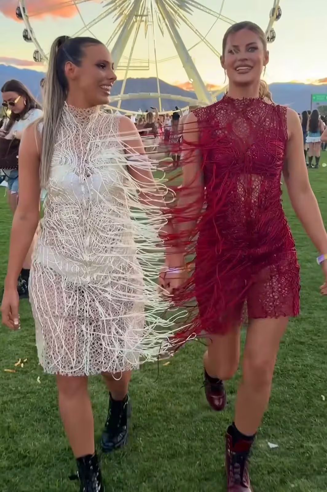 Lele Pons y Hannah Stocking sorprendieron con vestidos cortos y translúcidos de textura de red, adornados con flecos largos, botas negras brillantes y cuellos altos, fusionando innovación y actitud (Instagram Lele Pons)