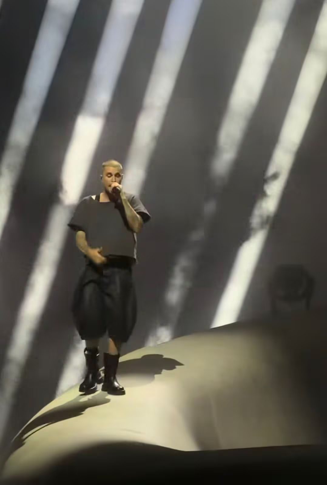 Justin Bieber se presentó con una camiseta ancha y pantalones bombachos negros, priorizando la comodidad y el estilo urbano en su show festivalero (Instagram)