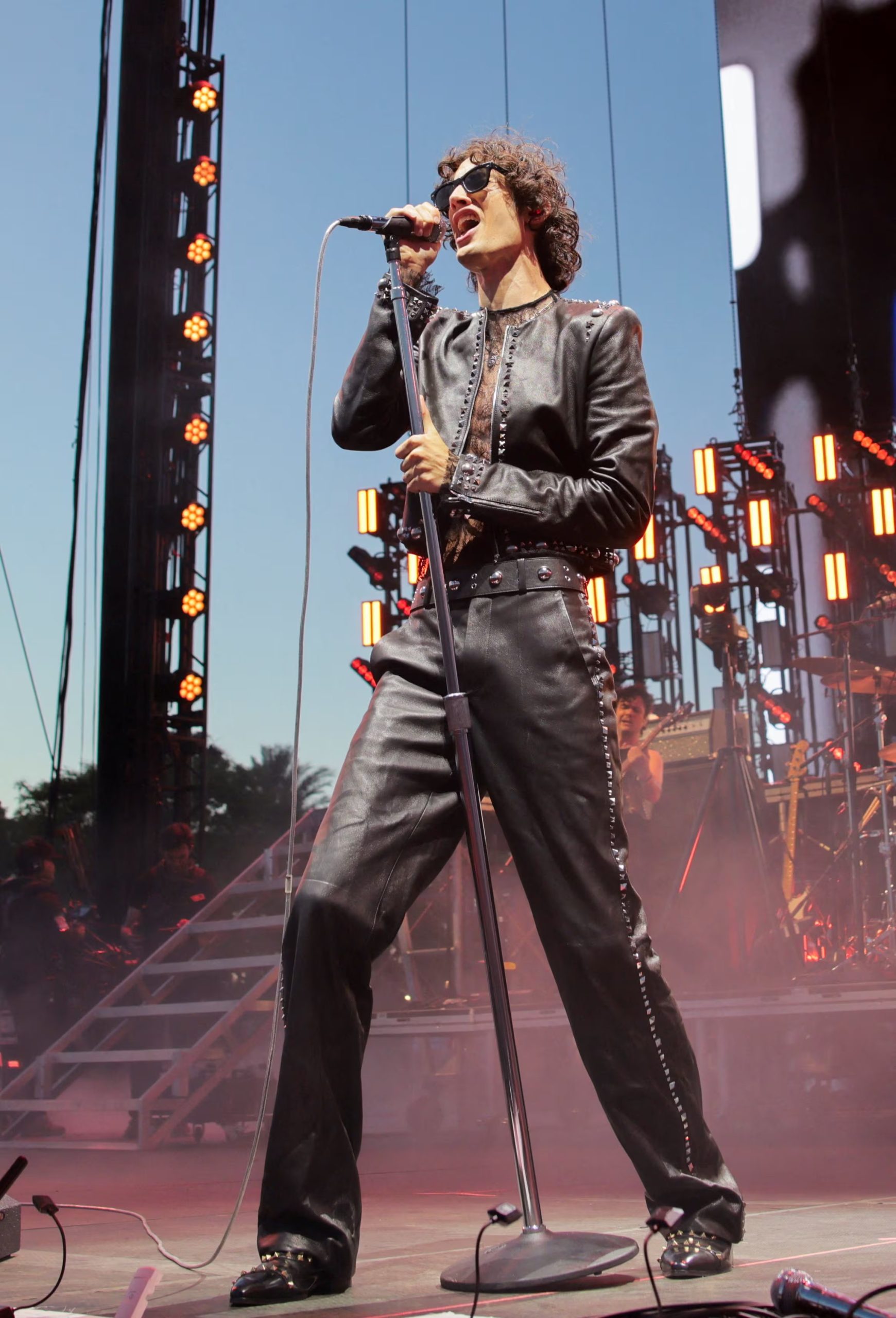 Sombr eligió un conjunto total black de cuero con tachuelas metálicas, gafas oscuras y zapatos negros, transmitiendo rebeldía y personalidad en el festival (REUTERS/Daniel Cole)