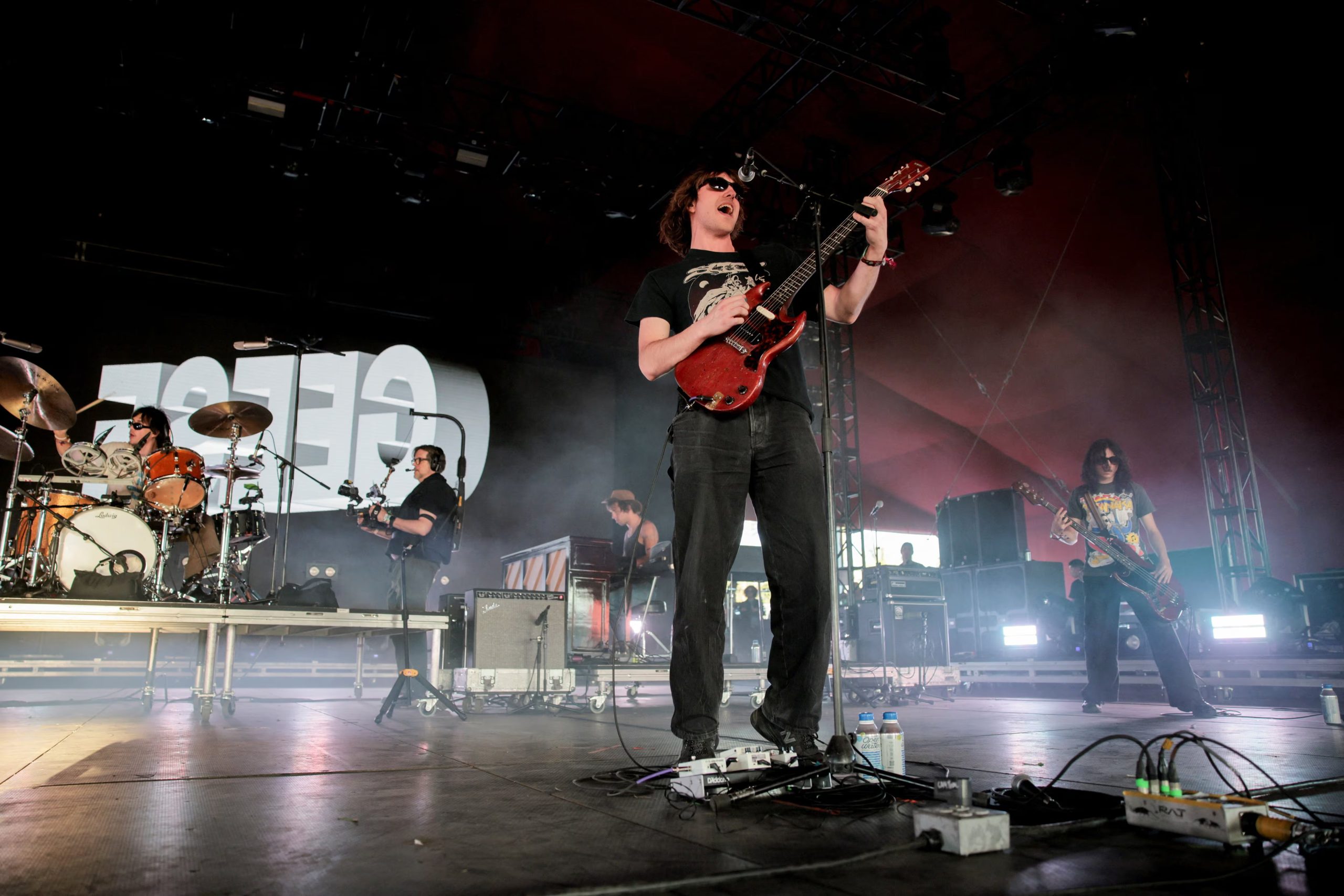 Cameron Winter y sus compañeros apostaron por el negro en prendas informales y un toque gráfico en camisetas, resaltando sobriedad y cohesión en el escenario (REUTERS/Daniel Cole)
