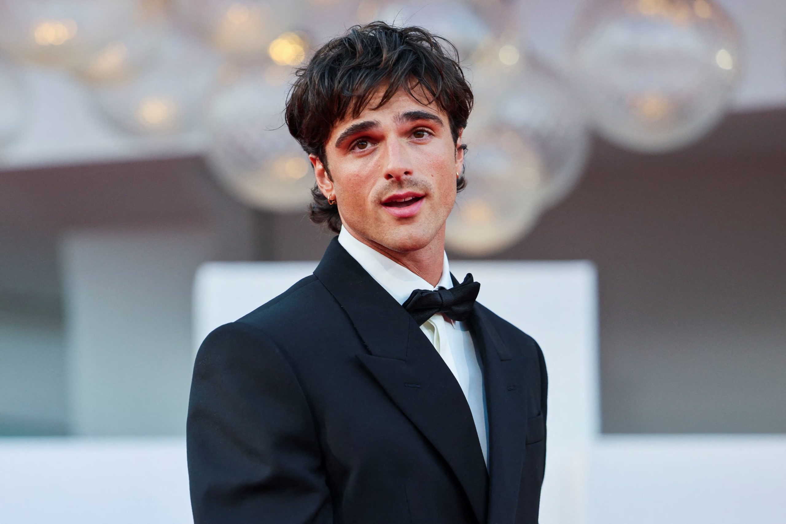 Jacob Elordi encarna a Hig, un piloto solitario que encuentra en su perro Jasper un sostén emocional clave para resistir en un mundo devastado (REUTERS)