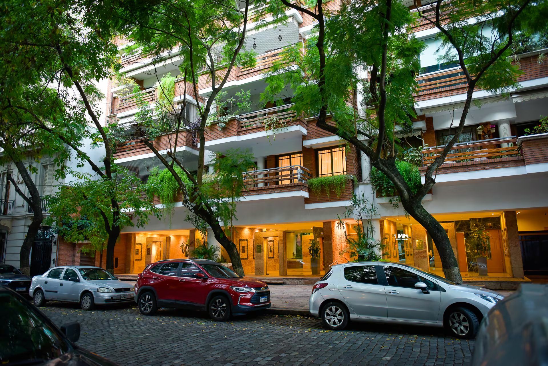 El edificio en el que vive Adorni junto a su familia, en la calle Miró. Foto: Gustavo Gavotti